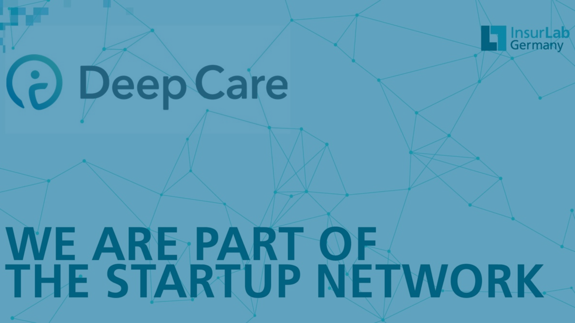 Blauer Hintergrund mit leichtem punktnetz als Muster. Darauf geschrieben steht "We are part of the startup network". Außerdem ist das Deep Care Logo und das InsureLab Logo zu sehen.